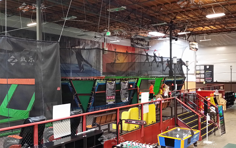 成人蹦床設備