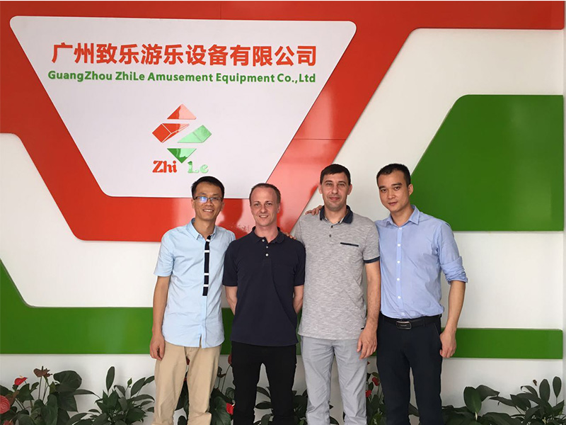 Dennis和Maxim兩位德國客人參觀淘氣堡兒童樂園設備廠家