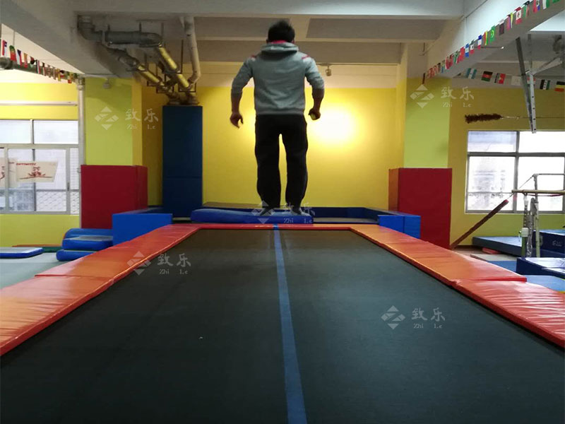 兒童蹦床